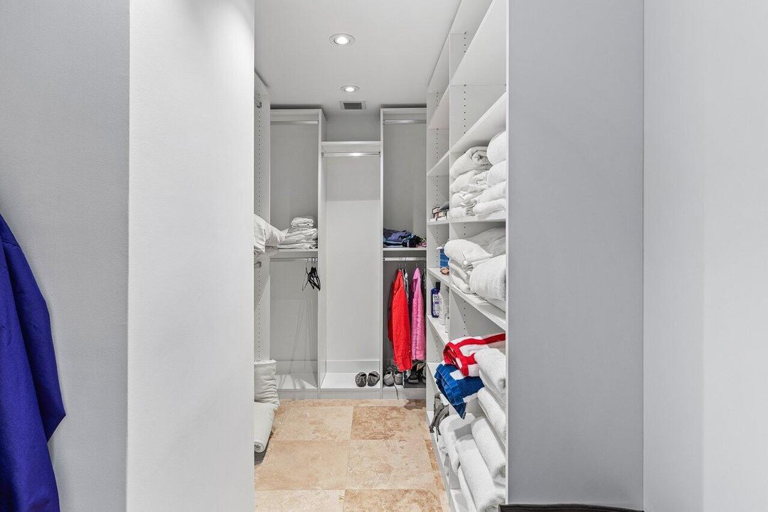 Под контрактом: $36,000 (3 спален, 3 ванн, 2290 Квадратных фут)