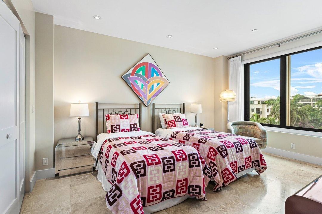 Под контрактом: $36,000 (3 спален, 3 ванн, 2290 Квадратных фут)