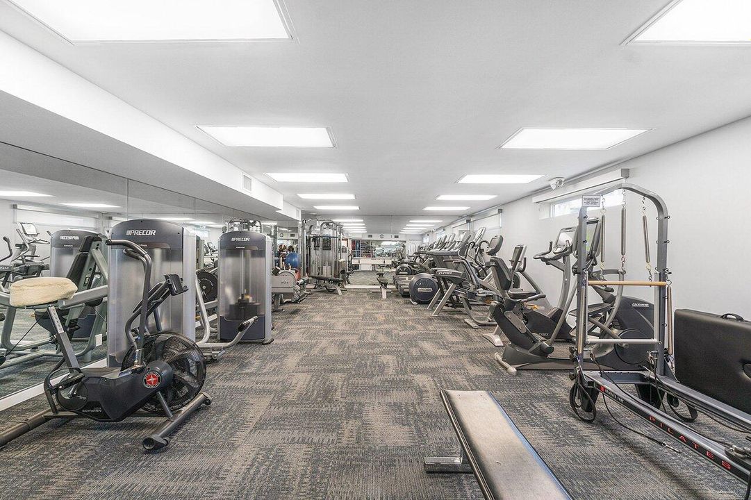 Под контрактом: $36,000 (3 спален, 3 ванн, 2290 Квадратных фут)