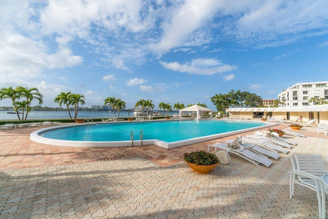 Под контрактом: $36,000 (3 спален, 3 ванн, 2290 Квадратных фут)