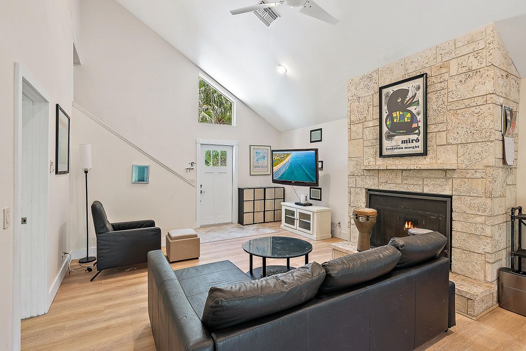 合同活跃: $675,000 (3 贝兹, 2 浴室, 1598 平方英尺)