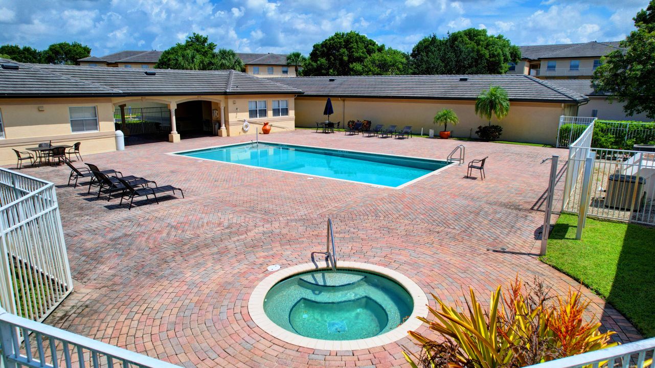 Под контрактом: $2,300 (3 спален, 2 ванн, 1200 Квадратных фут)