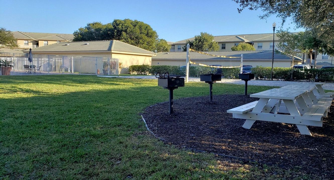 Под контрактом: $2,300 (3 спален, 2 ванн, 1200 Квадратных фут)