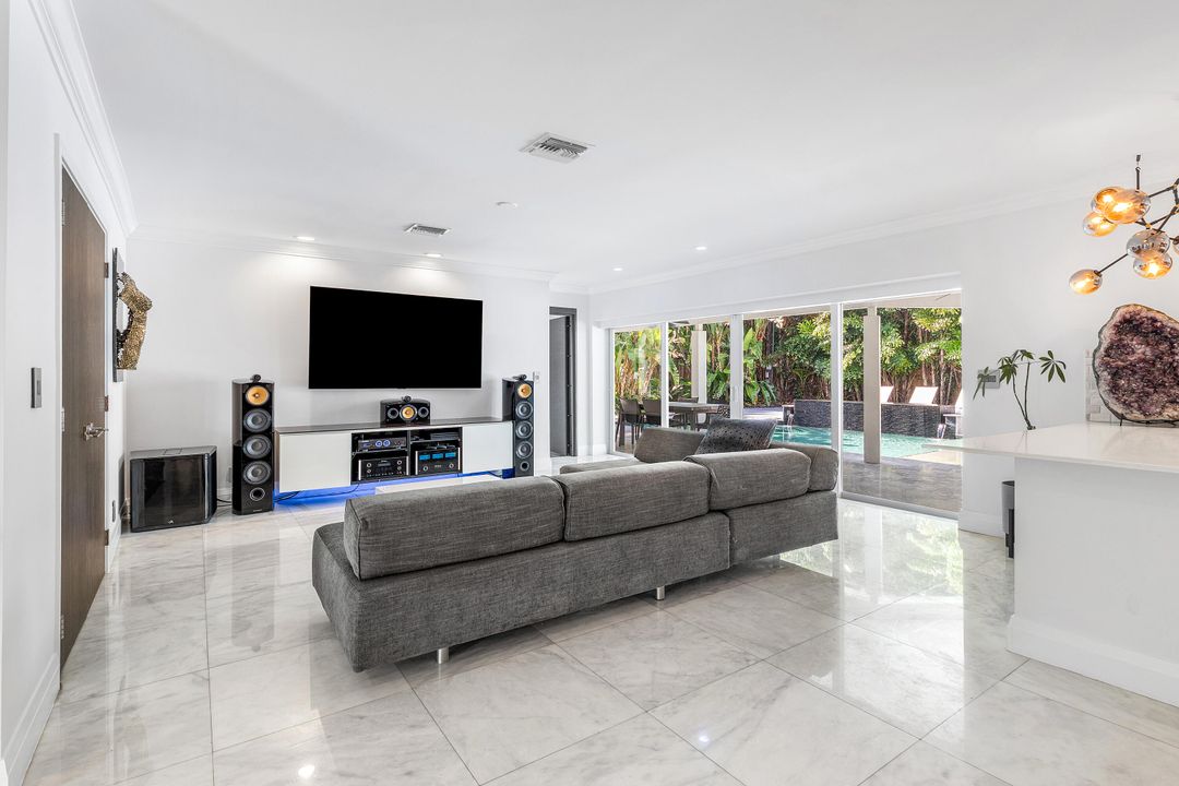 合同活跃: $1,499,000 (5 贝兹, 3 浴室, 2617 平方英尺)