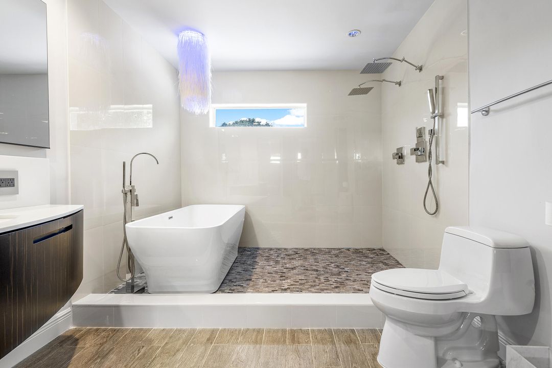 合同活跃: $1,499,000 (5 贝兹, 3 浴室, 2617 平方英尺)