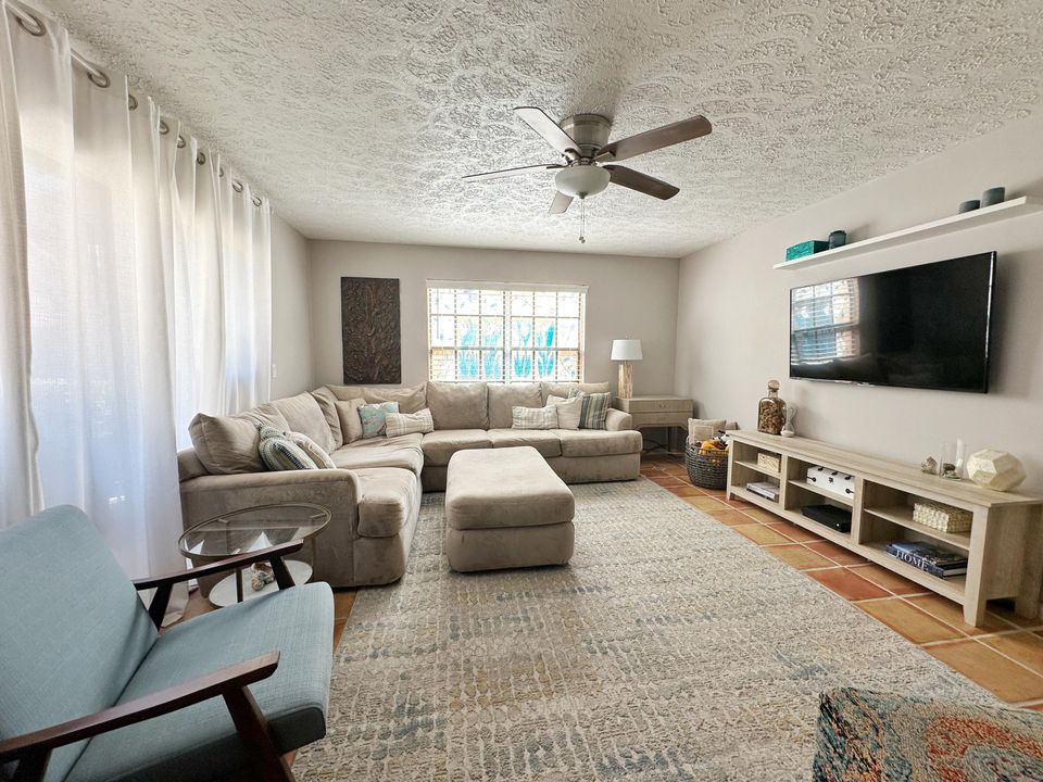 待售: $259,888 (2 贝兹, 2 浴室, 1384 平方英尺)