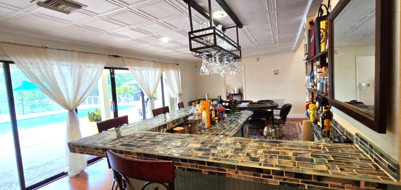 На продажу: $1,150,000 (6 спален, 5 ванн, 4099 Квадратных фут)