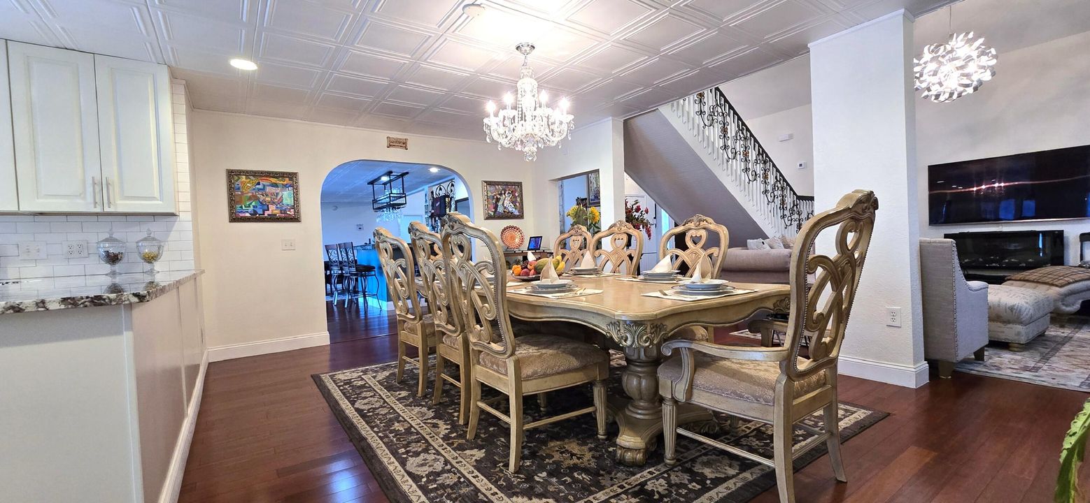 На продажу: $1,150,000 (6 спален, 5 ванн, 4099 Квадратных фут)