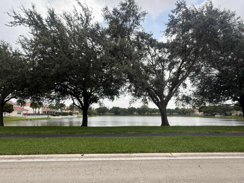 Под контрактом: $4,000 (4 спален, 2 ванн, 2260 Квадратных фут)