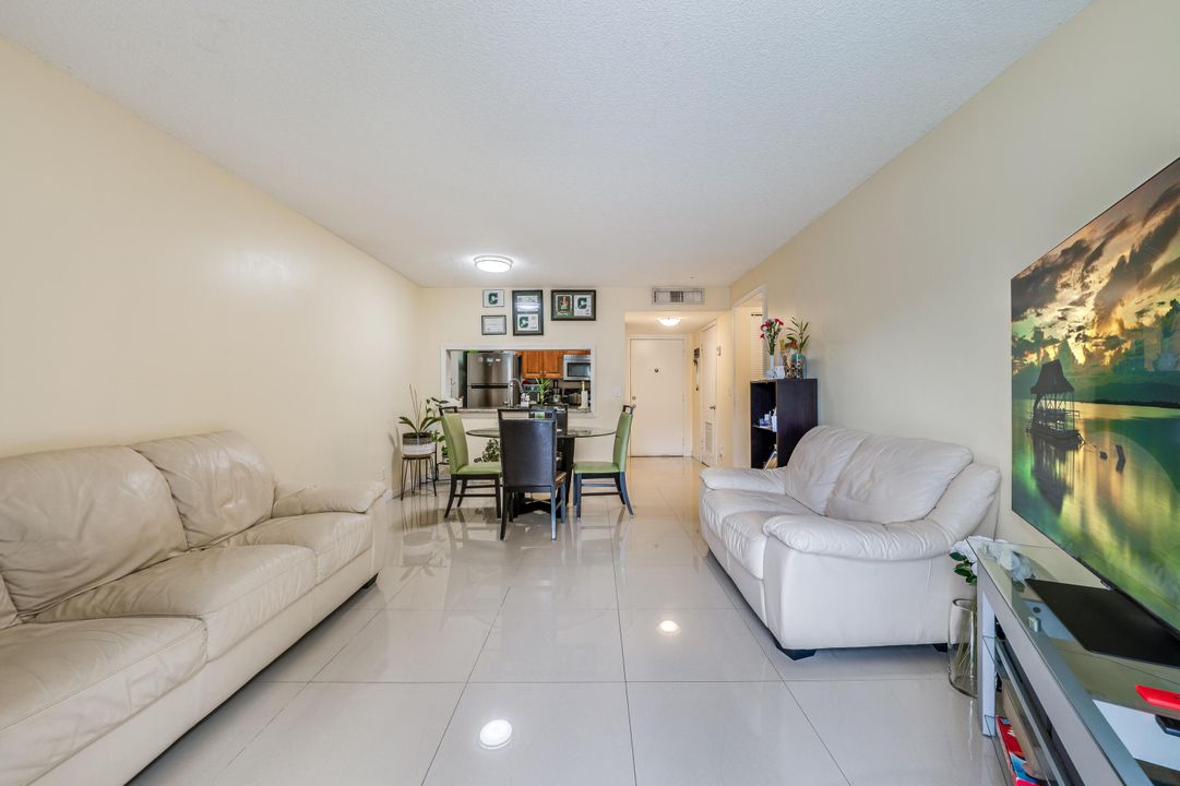 Active With Contract: $189,000 (2 beds, 2 baths, 933 Square Feet)
