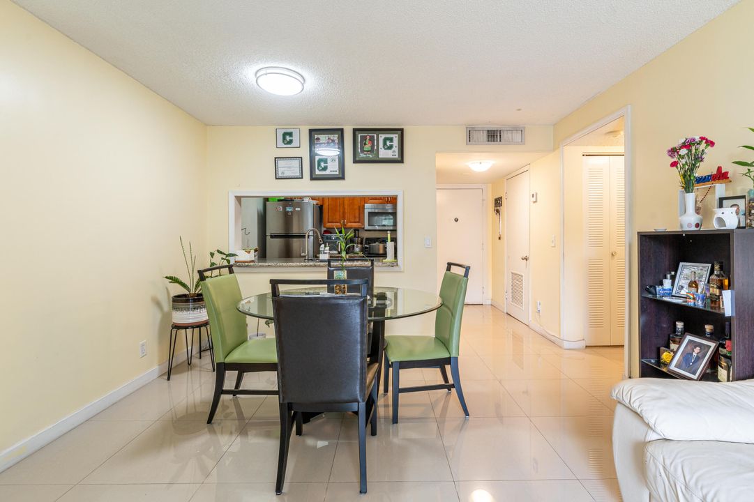 Active With Contract: $189,000 (2 beds, 2 baths, 933 Square Feet)