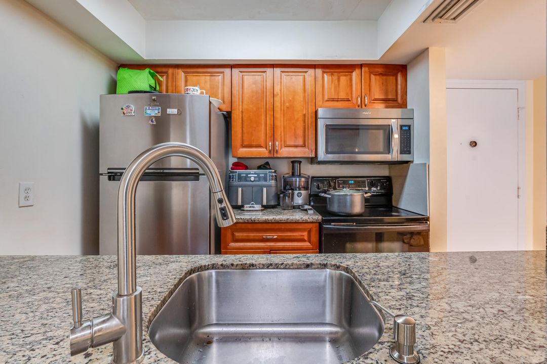 Active With Contract: $189,000 (2 beds, 2 baths, 933 Square Feet)