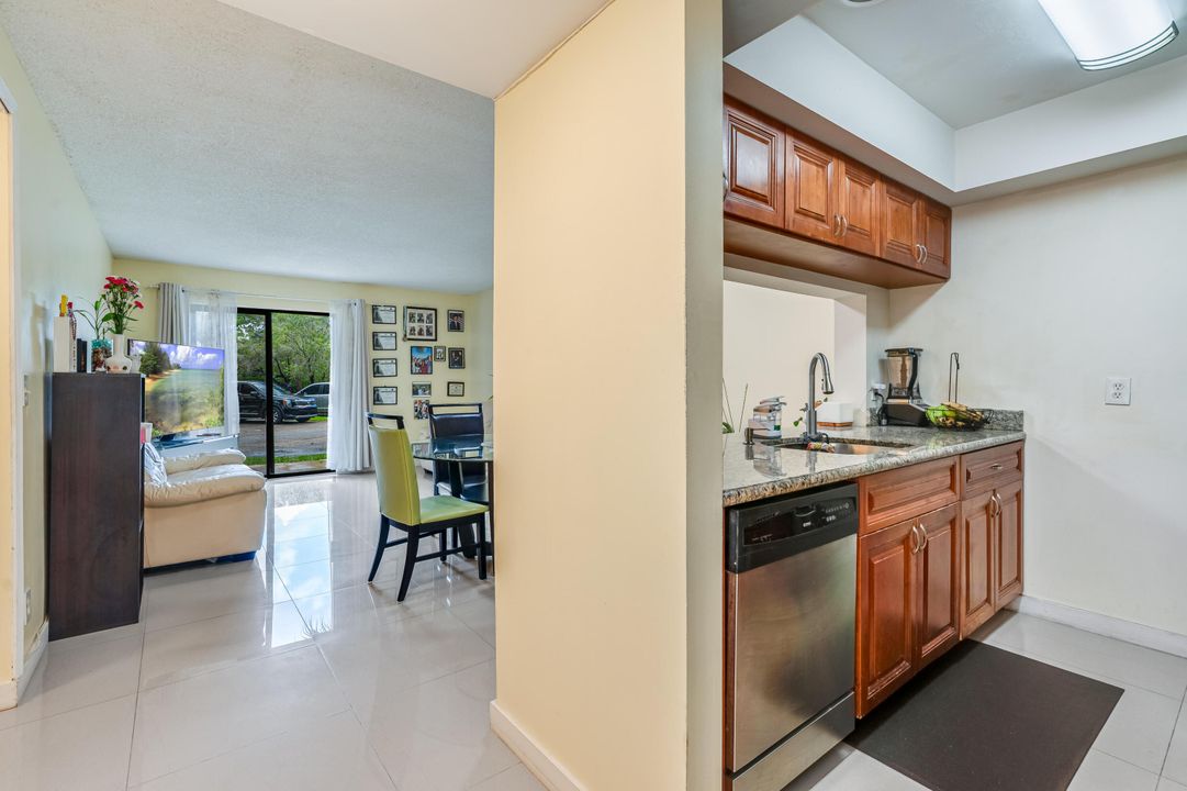 Active With Contract: $189,000 (2 beds, 2 baths, 933 Square Feet)