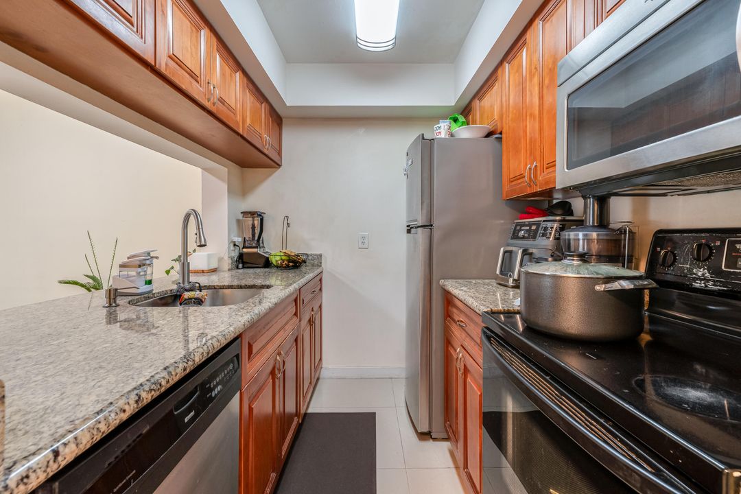 Active With Contract: $189,000 (2 beds, 2 baths, 933 Square Feet)