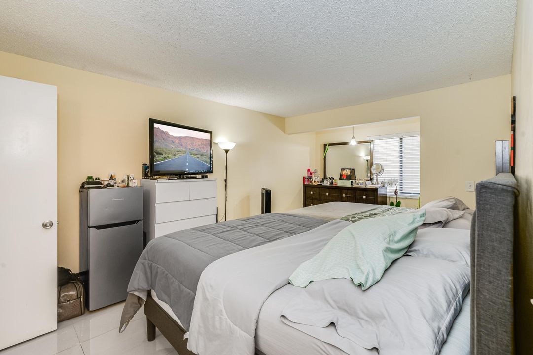 Active With Contract: $189,000 (2 beds, 2 baths, 933 Square Feet)