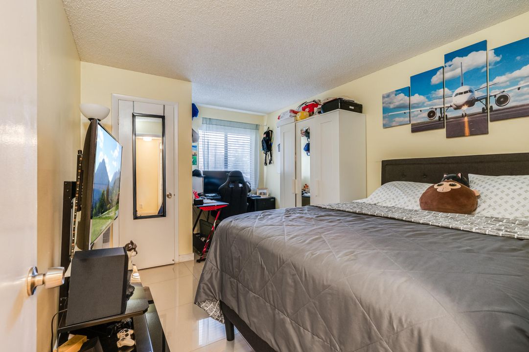 Active With Contract: $189,000 (2 beds, 2 baths, 933 Square Feet)