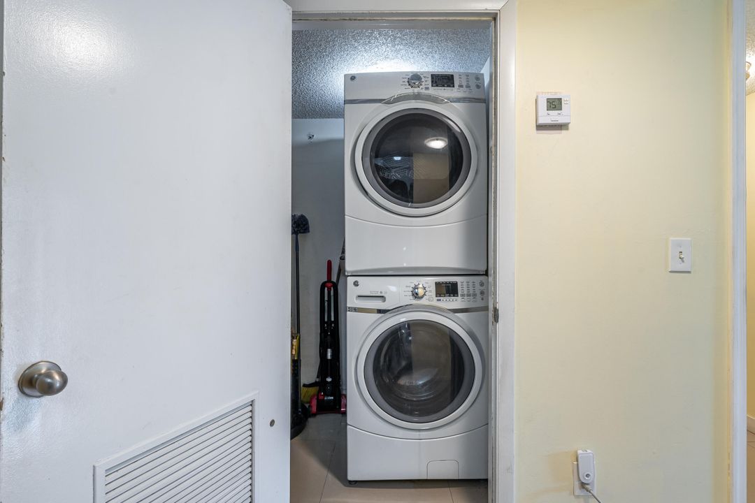 Active With Contract: $189,000 (2 beds, 2 baths, 933 Square Feet)