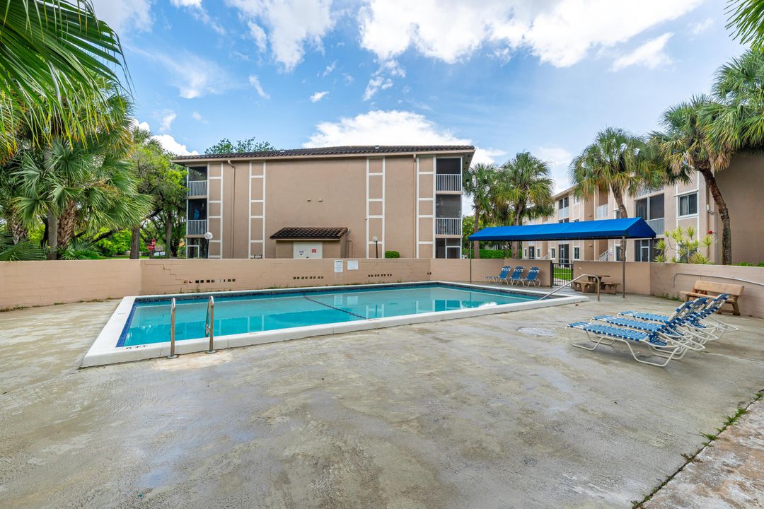 Active With Contract: $189,000 (2 beds, 2 baths, 933 Square Feet)