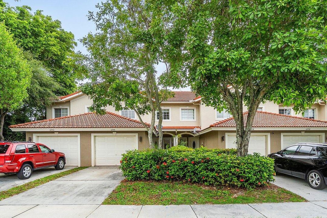 合同活跃: $325,000 (3 贝兹, 2 浴室, 1779 平方英尺)