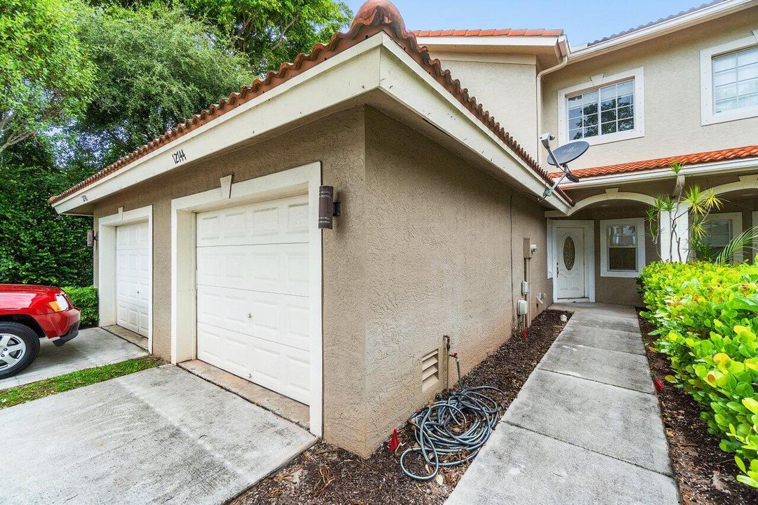 合同活跃: $325,000 (3 贝兹, 2 浴室, 1779 平方英尺)