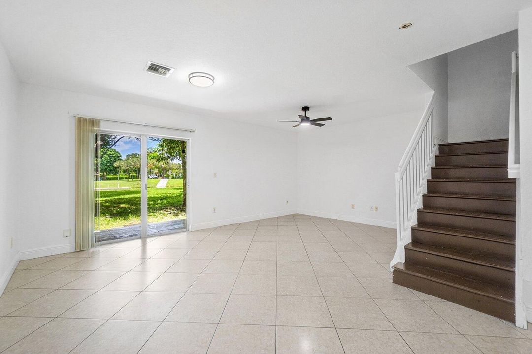 合同活跃: $325,000 (3 贝兹, 2 浴室, 1779 平方英尺)