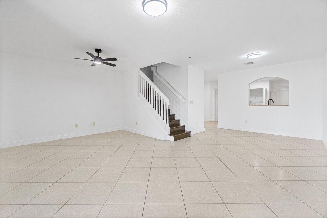 合同活跃: $325,000 (3 贝兹, 2 浴室, 1779 平方英尺)