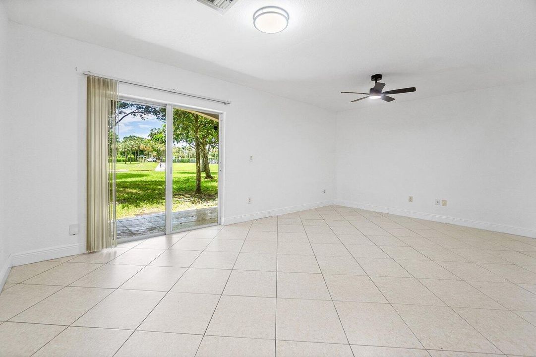 合同活跃: $325,000 (3 贝兹, 2 浴室, 1779 平方英尺)