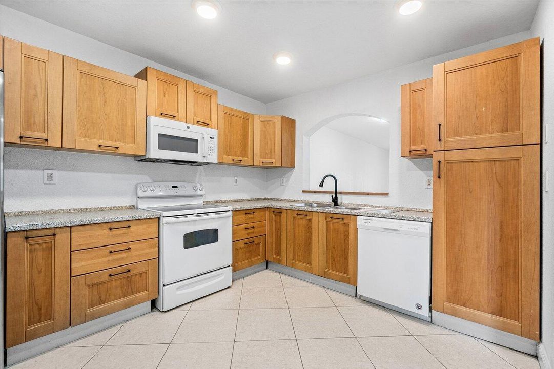 合同活跃: $325,000 (3 贝兹, 2 浴室, 1779 平方英尺)