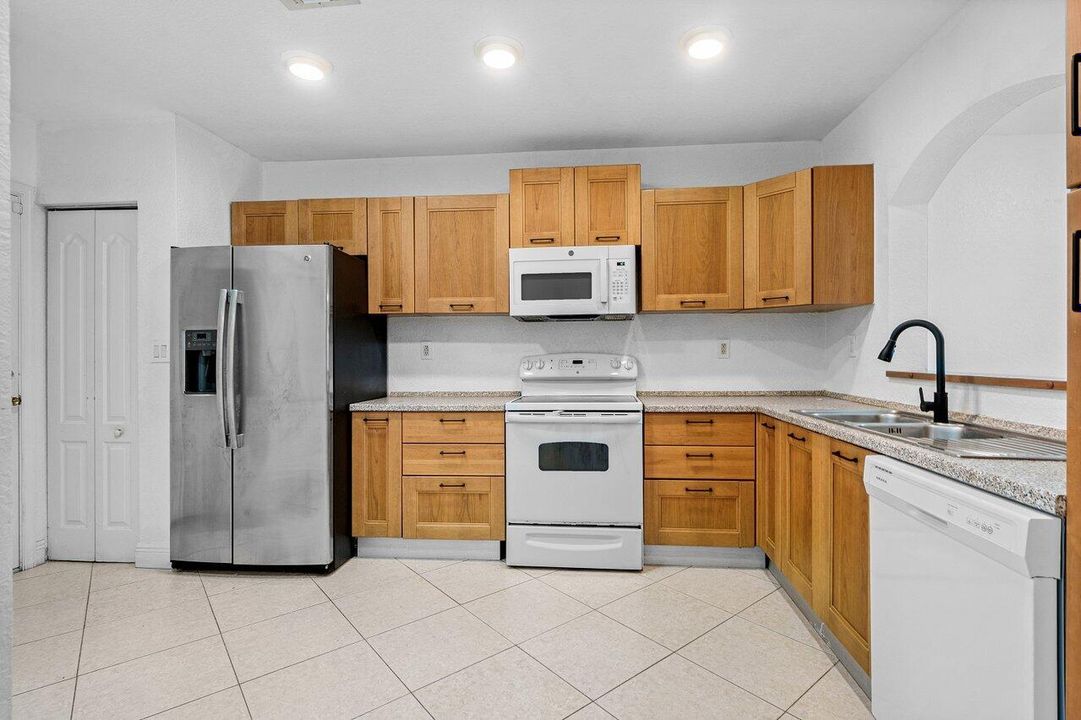 合同活跃: $325,000 (3 贝兹, 2 浴室, 1779 平方英尺)