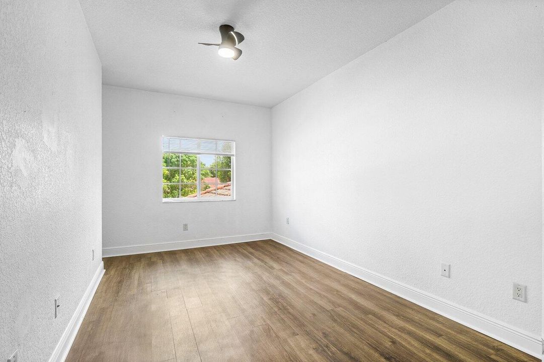 合同活跃: $325,000 (3 贝兹, 2 浴室, 1779 平方英尺)