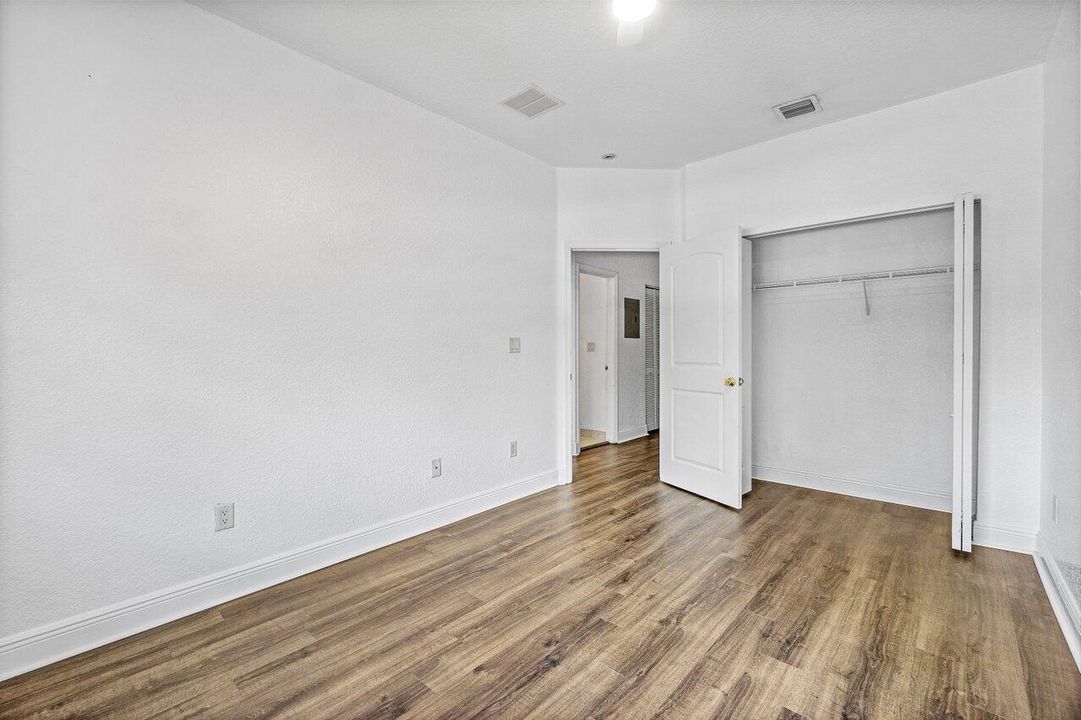 合同活跃: $325,000 (3 贝兹, 2 浴室, 1779 平方英尺)