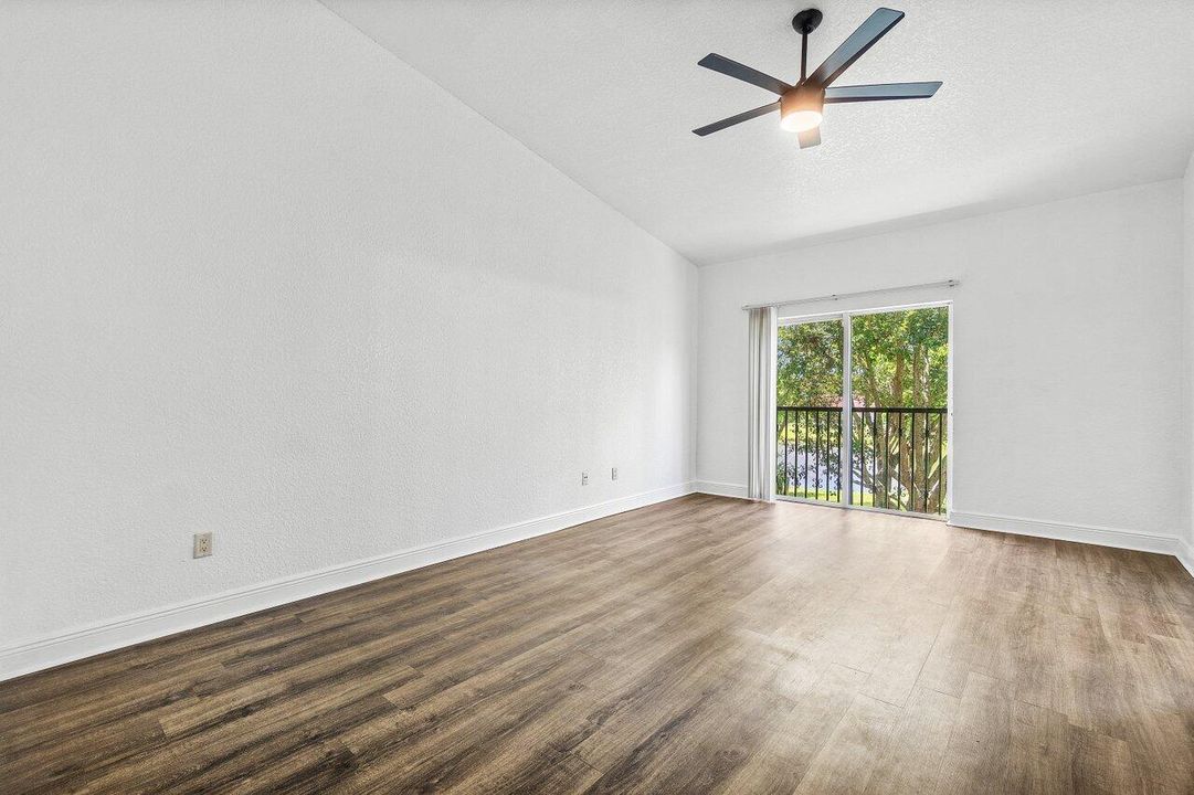 合同活跃: $325,000 (3 贝兹, 2 浴室, 1779 平方英尺)