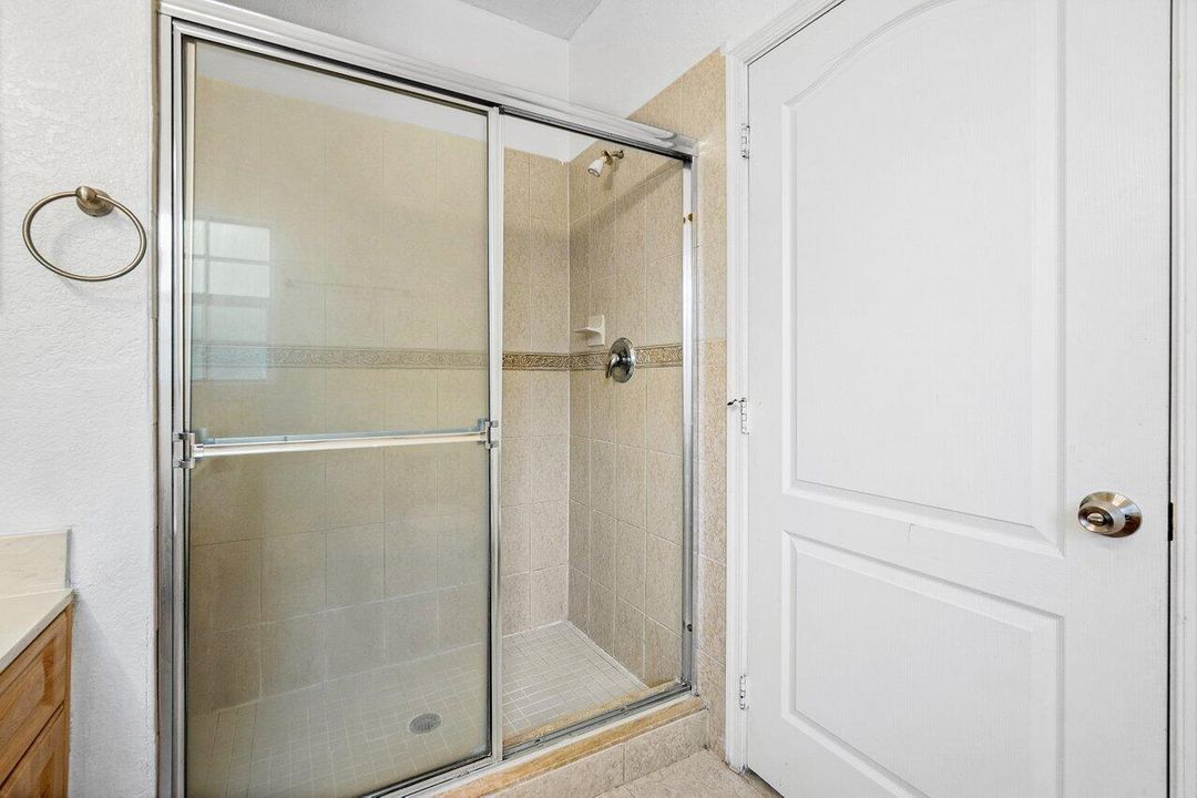 合同活跃: $325,000 (3 贝兹, 2 浴室, 1779 平方英尺)