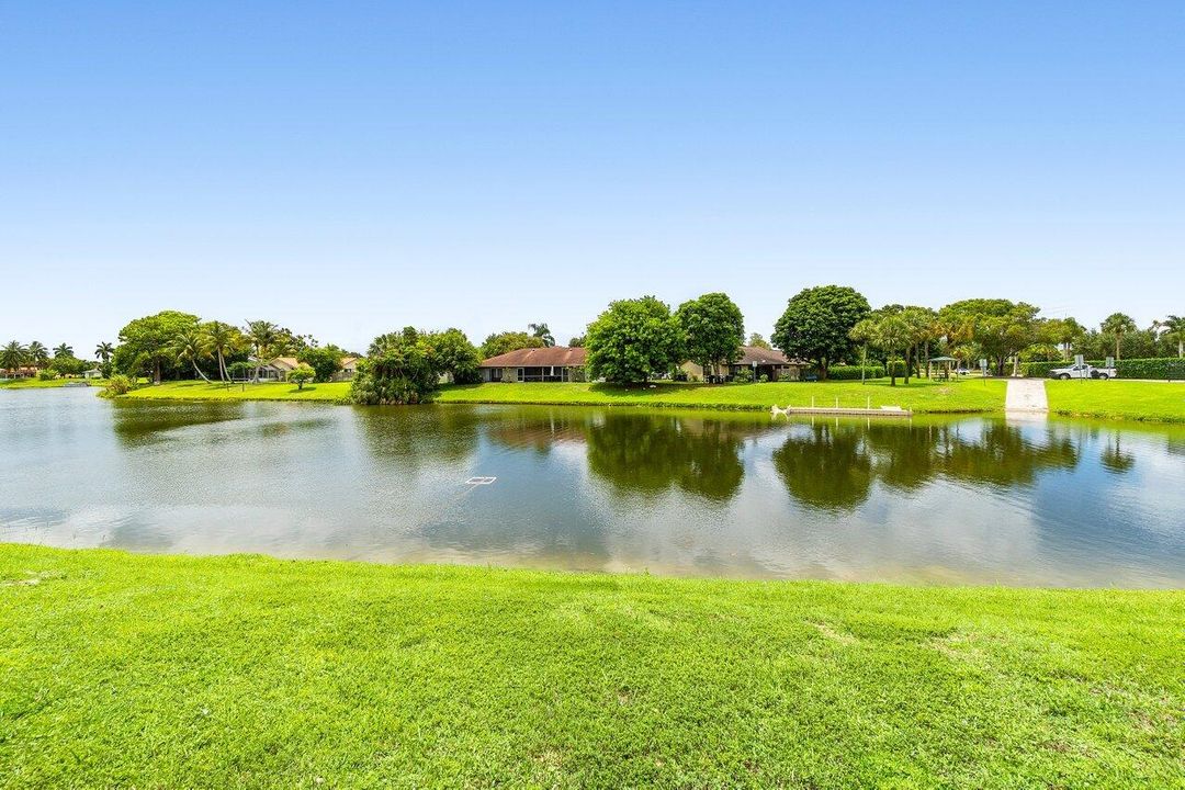 合同活跃: $325,000 (3 贝兹, 2 浴室, 1779 平方英尺)