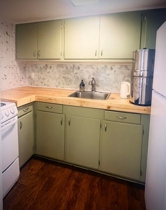 合同活跃: $375,000 (4 贝兹, 3 浴室, 2594 平方英尺)