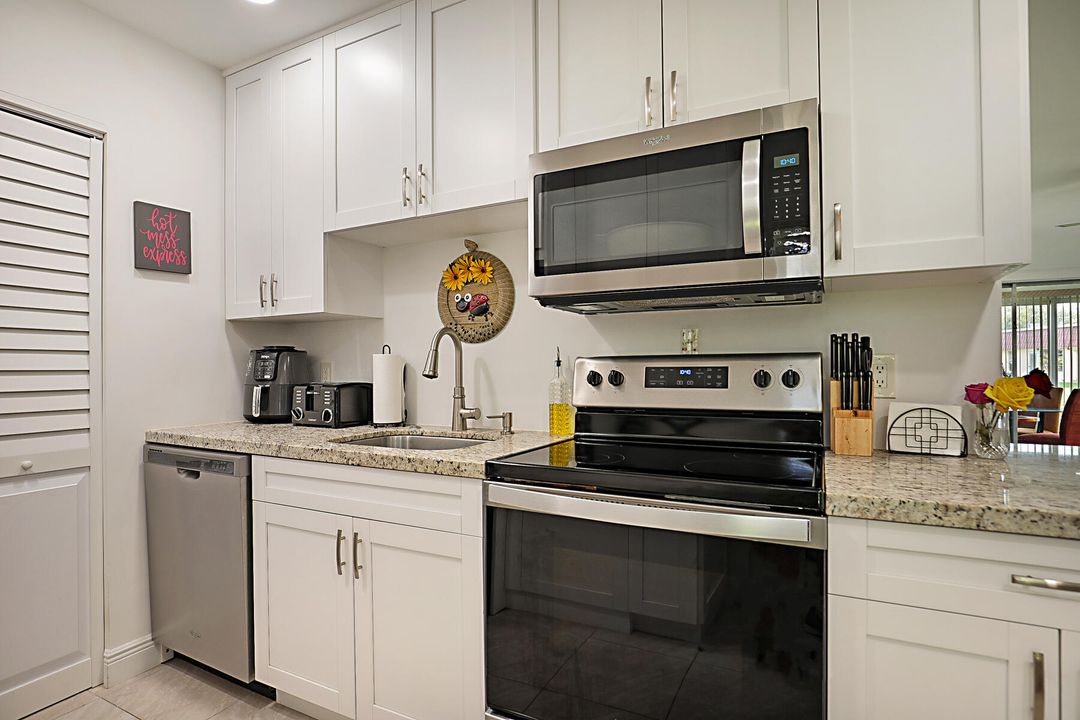 For Sale: $199,900 (1 beds, 1 baths, 1024 Square Feet)