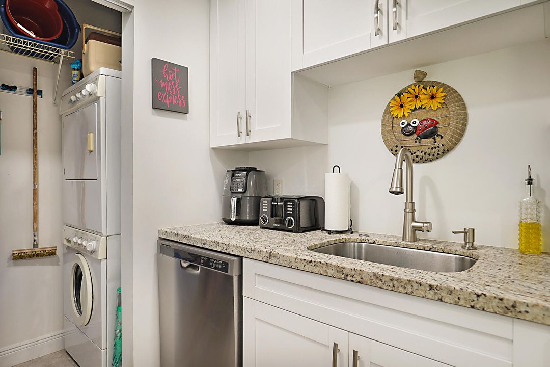 For Sale: $199,900 (1 beds, 1 baths, 1024 Square Feet)