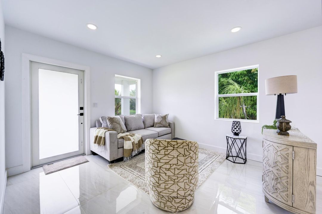 На продажу: $399,000 (3 спален, 1 ванн, 1102 Квадратных фут)