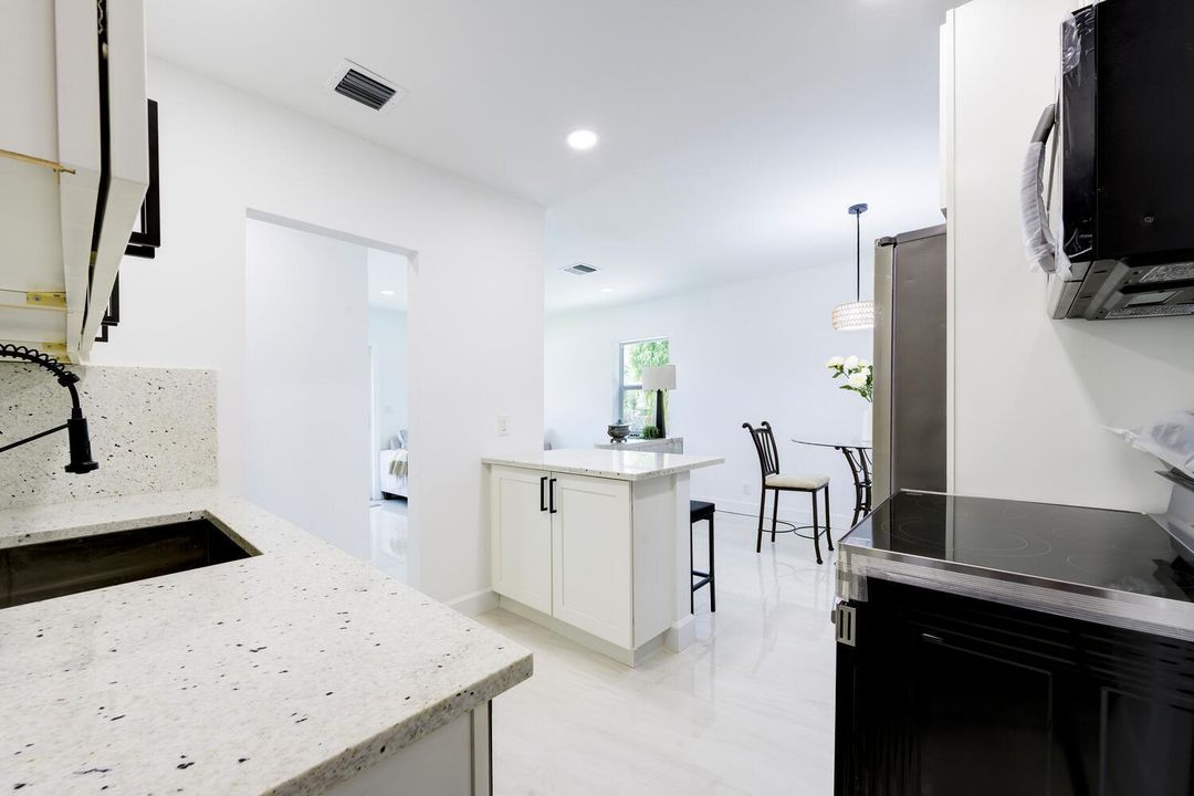 На продажу: $399,000 (3 спален, 1 ванн, 1102 Квадратных фут)