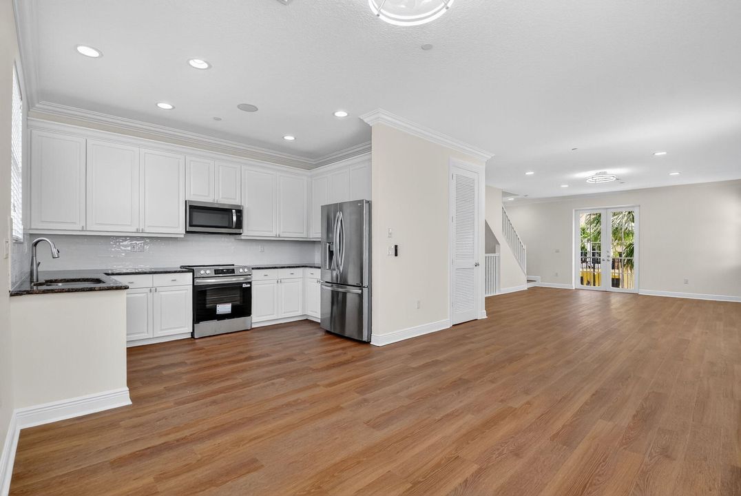 Activo con contrato: $3,300 (3 camas, 3 baños, 2000 Pies cuadrados)