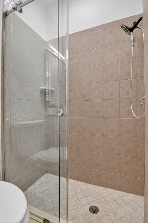 Activo con contrato: $3,300 (3 camas, 3 baños, 2000 Pies cuadrados)