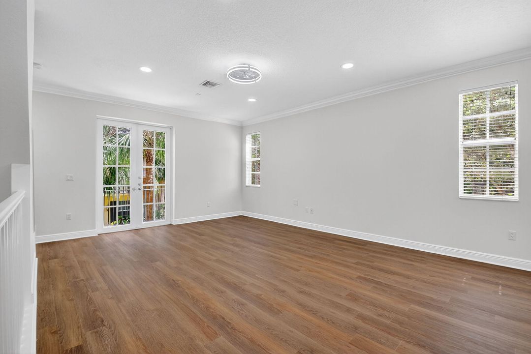 Activo con contrato: $3,300 (3 camas, 3 baños, 2000 Pies cuadrados)