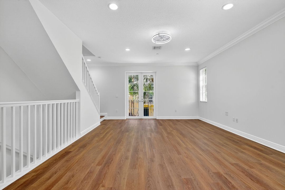 Activo con contrato: $3,300 (3 camas, 3 baños, 2000 Pies cuadrados)