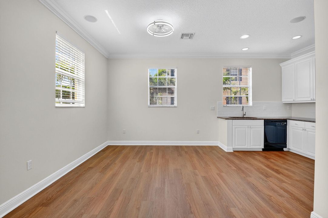 Activo con contrato: $3,300 (3 camas, 3 baños, 2000 Pies cuadrados)