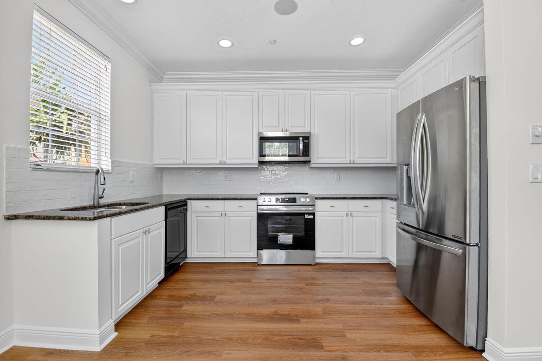 Activo con contrato: $3,300 (3 camas, 3 baños, 2000 Pies cuadrados)