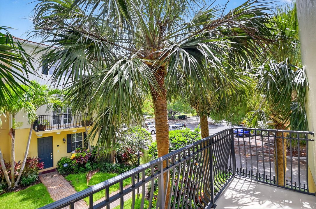 Activo con contrato: $3,300 (3 camas, 3 baños, 2000 Pies cuadrados)