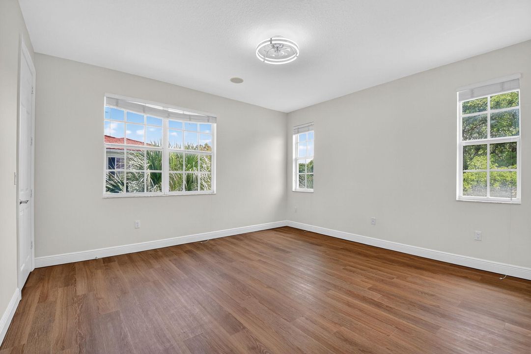 Activo con contrato: $3,300 (3 camas, 3 baños, 2000 Pies cuadrados)