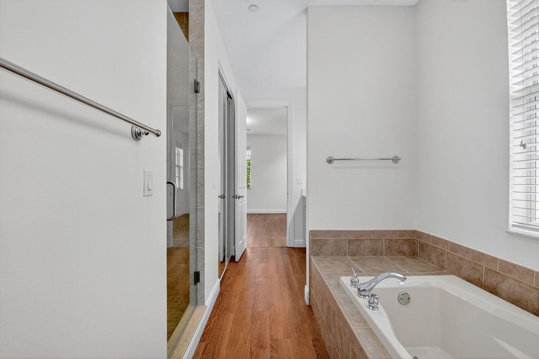 Activo con contrato: $3,300 (3 camas, 3 baños, 2000 Pies cuadrados)