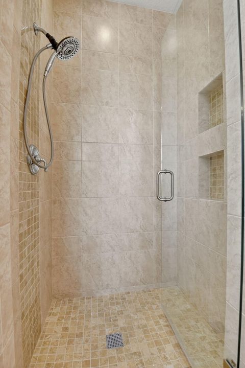 Activo con contrato: $3,300 (3 camas, 3 baños, 2000 Pies cuadrados)