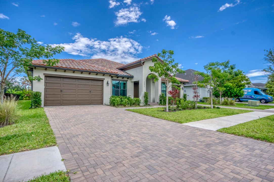 合同活跃: $833,990 (4 贝兹, 3 浴室, 3001 平方英尺)